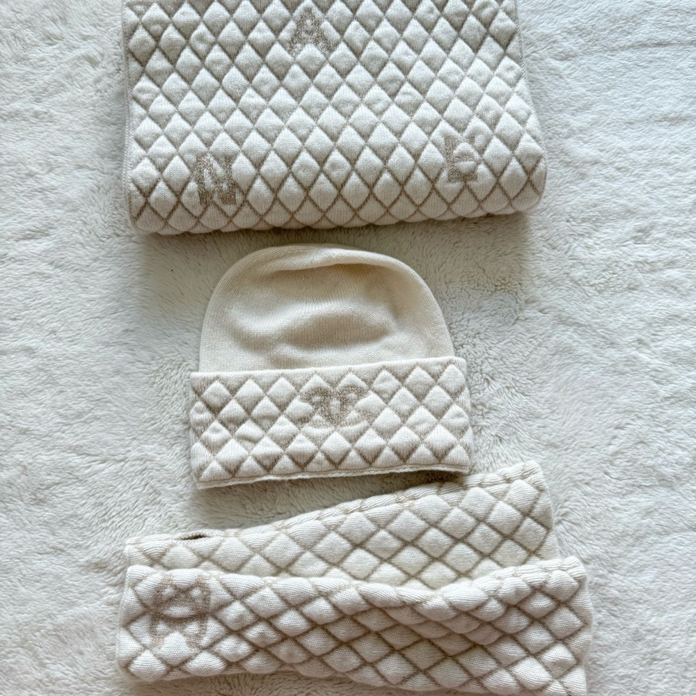 CHANEL women winter cashmere set scarf/ hat Authentic Retail 4500$
